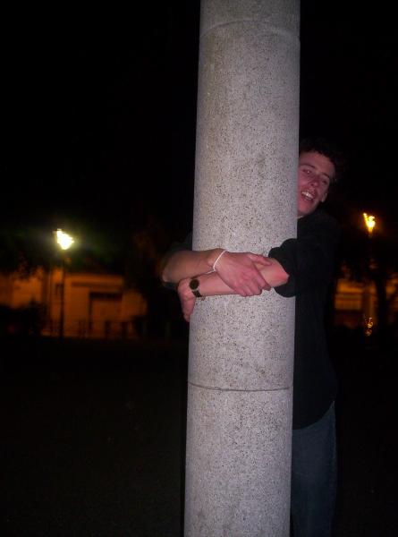 ah il le kiffe son pOteau Hugh !! lOl antOine putt
